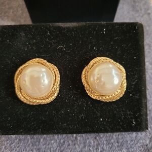 Franklin Mint Jackie Kennedys   faux pearl earrings